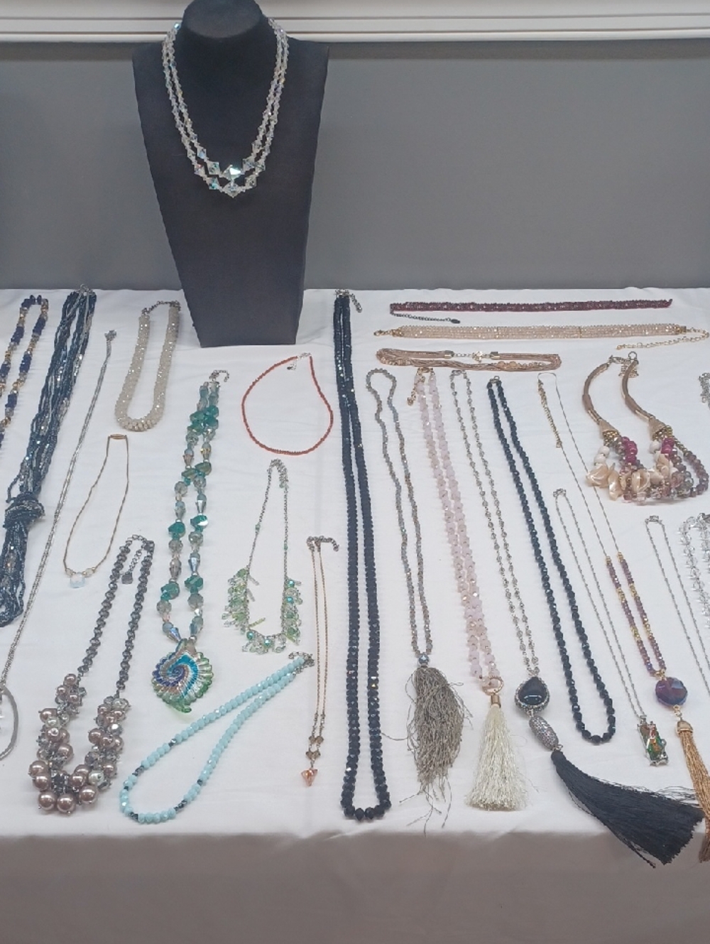 Preview For 5-19-26 .. 16lbs Of Crystal.. 8.00 Starts On Necklaces - Picture 8 of 17